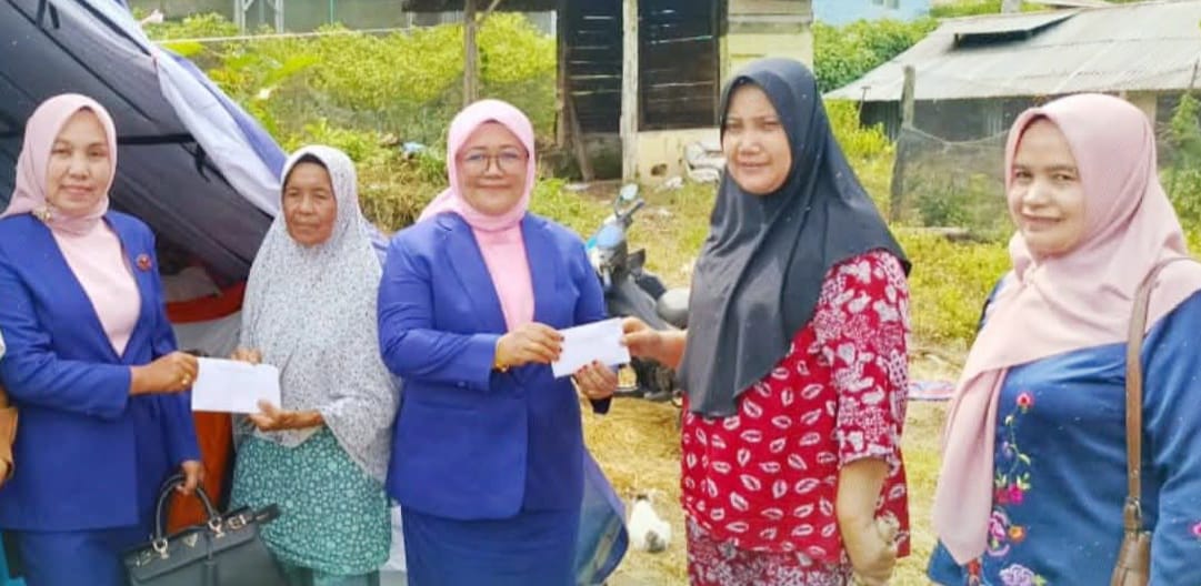 Suasana saat GOW serahkan bantuan tunai pada korban kebakaran Koto Katiak.